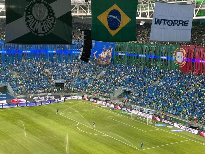 Torcida do Palmeiras faz mosaico em homenagem a Abel Ferreira 