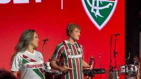 Veja fotos da nova camisa do Fluminense com o novo patrocinador