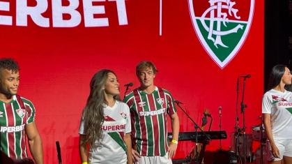 Veja fotos da nova camisa do Fluminense com o novo patrocinador