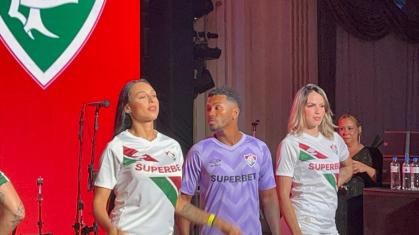 Veja fotos da nova camisa do Fluminense com o novo patrocinador