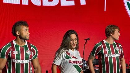 Veja fotos da nova camisa do Fluminense com o novo patrocinador