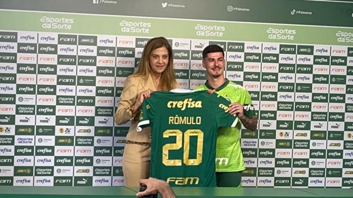 Rômulo é apresentado pelo Palmeiras ao lado da presidente Leila Pereira