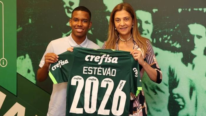 Estêvão ao lado presidente Leila Pereira assina primeiro contrato profissional Estêvão ao lado presidente Leila Pereira assina primeiro contrato profissional