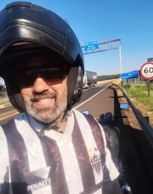 Torcedor do Atlético viaja de moto para acompanhar jogo da Libertadores