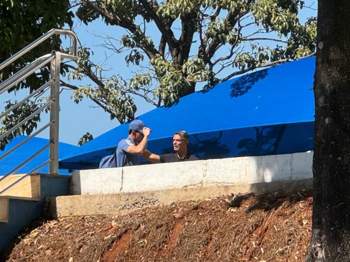 Rogério Lima se despede de Otávio, goleiro do Cruzeiro, na Toca II