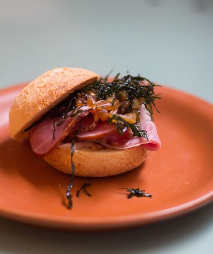 Pão de Queijo recheado da Grumo Café