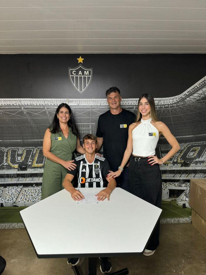 Vitão, irmão de Júlia, assinou o primeiro contrato com o Atlético nesta temporada