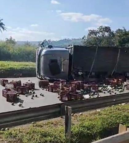 Mangas invadem pistas da rodovia Fernão Dias e paralisam trânsito