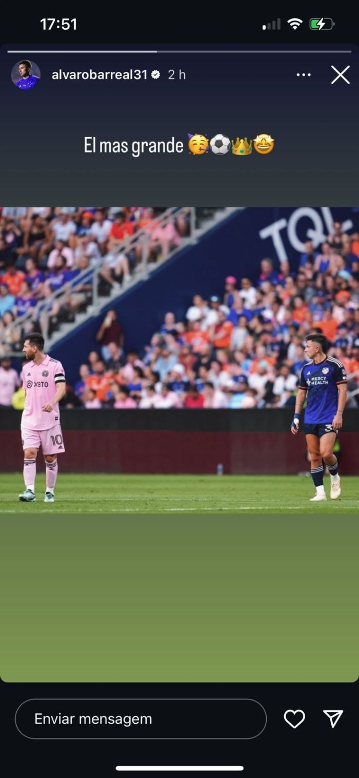 Foto publicada por Barreal nesta segunda, ao lado de Messi em jogo no ano passado