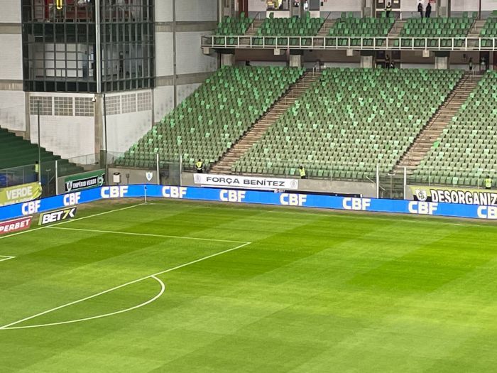 Benítez recebeu homenagem da torcida do América no estádio Independência