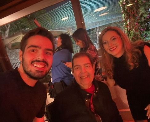 Após transplantes, Faustão posa para nova foto com a família e acalma fãs sobre estado de saúde; veja