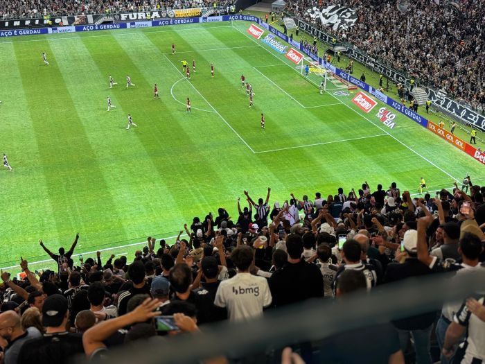 Torcida do Atlético vibra com gol de Hulk sobre o Flamengo