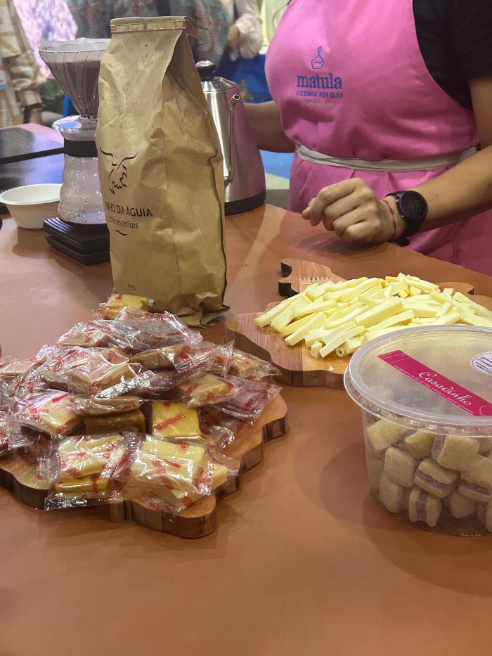 Mesa com café e quitutes mineiros na Expo Turismo Goiás 2024