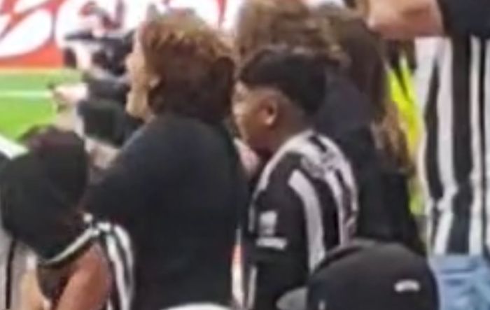 Regina e o filho Marcos durante jogo do Atlético na Arena MRV