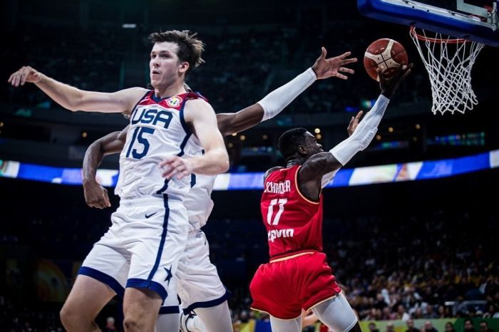 Dennis Schroder, armador da Alemanha, na semifinal contra os Estados Unidos, do ala-armador Austin Reaves, no Mundial de 2023