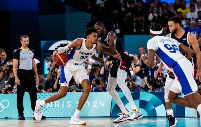Victor Wembanyama e Kevin Durant em ação na final olímpica em Paris