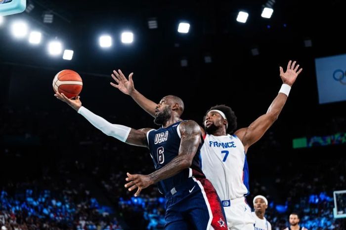 LeBron James e Guerschon Yabusele durante final olímpica