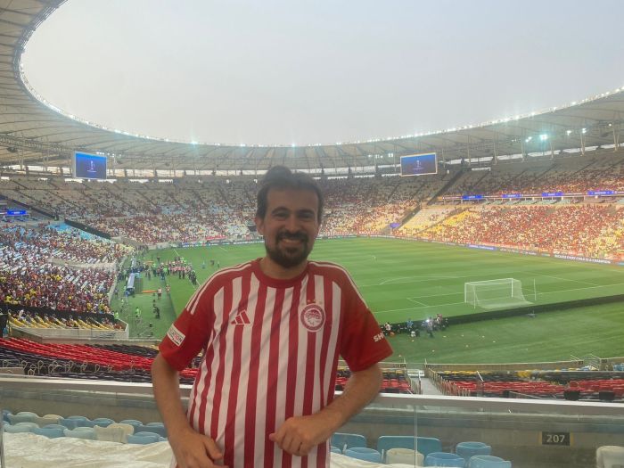 Apostolos Keppas, torcedor do Olympiacos, no Maracanã antes da partida contra o Flamengo