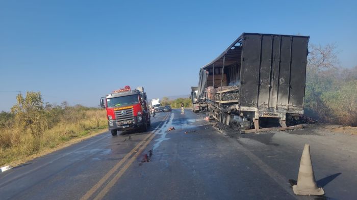 BR 251 só foi liberada após três horas e meia de trabalho dos bombeiros