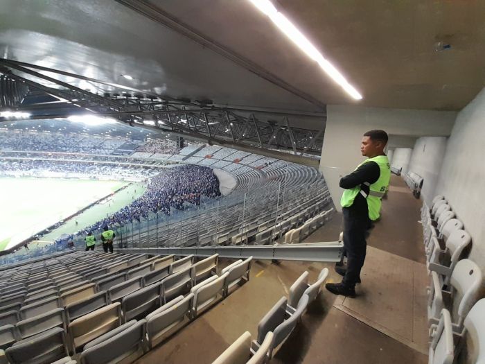 Abertura entre o setor laranja e o setor vermelho no jogo entre Cruzeiro e Inter Abertura entre o setor laranja e o setor vermelho no jogo entre Cruzeiro e Inter