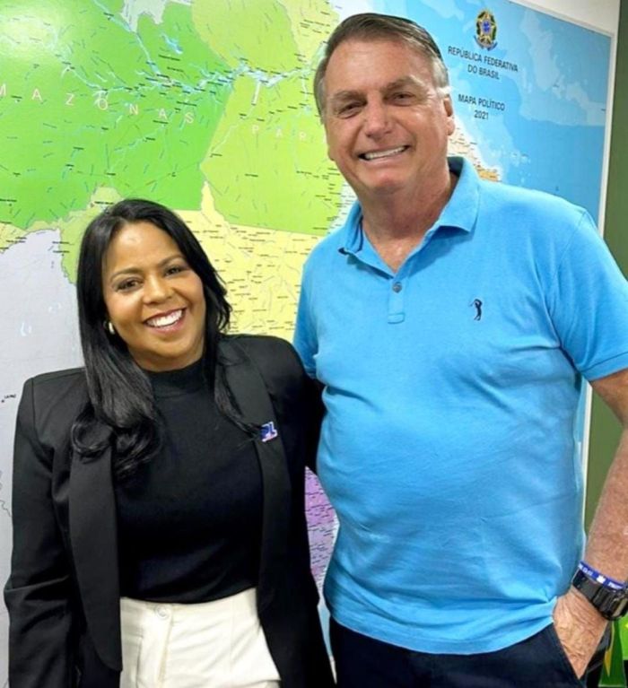 Candidata a prefeitura de Santa Luzia, Fabia Lima (PL) e ex-presidente Jair Bolsonaro (PL)