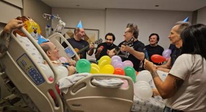 Mingau celebra aniversário em primeira aparição após cirurgia