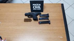 Munição e arma apreendidas na casa do suspeito