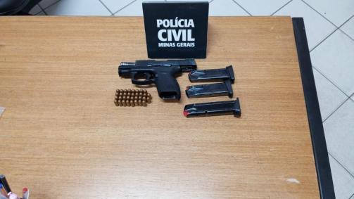 Munição e arma apreendidas na casa do suspeito