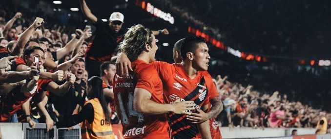 Cannobio e Cuello comemoram um dos gols do Athletico em cima do Vasco