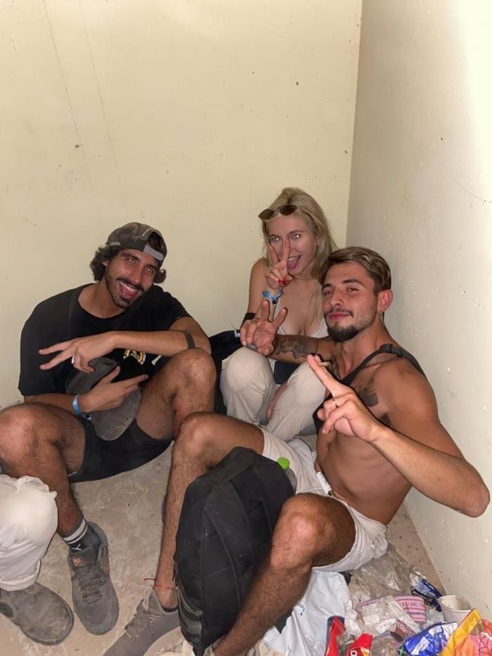 Acreditando que estavam seguros, os brasileiros Rafael Zimerman, Rafaela Treistman e Ranani Glazer tiraram uma foto dentro do bunker