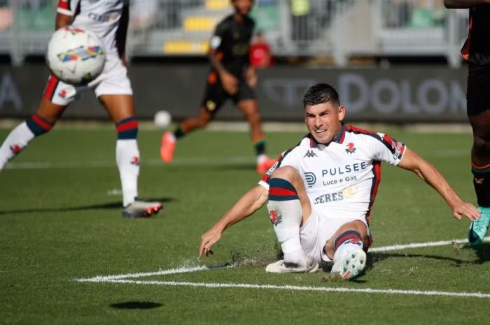 Ruslan Malinovskyi, do Genoa, caiu sozinho durante a partida contra a Venezia e fará cirurgia neste domingo
