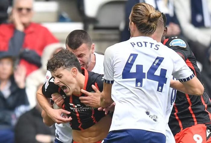 Durante a discussão, Milutin Osmajic, atacante do Preston , tentou morder o lateral-esquerdo Owen Beck, do Blackburn