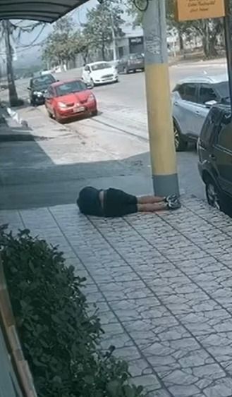 Veja momento em que policial é baleado à queima roupa em frente aos filhos no RJ