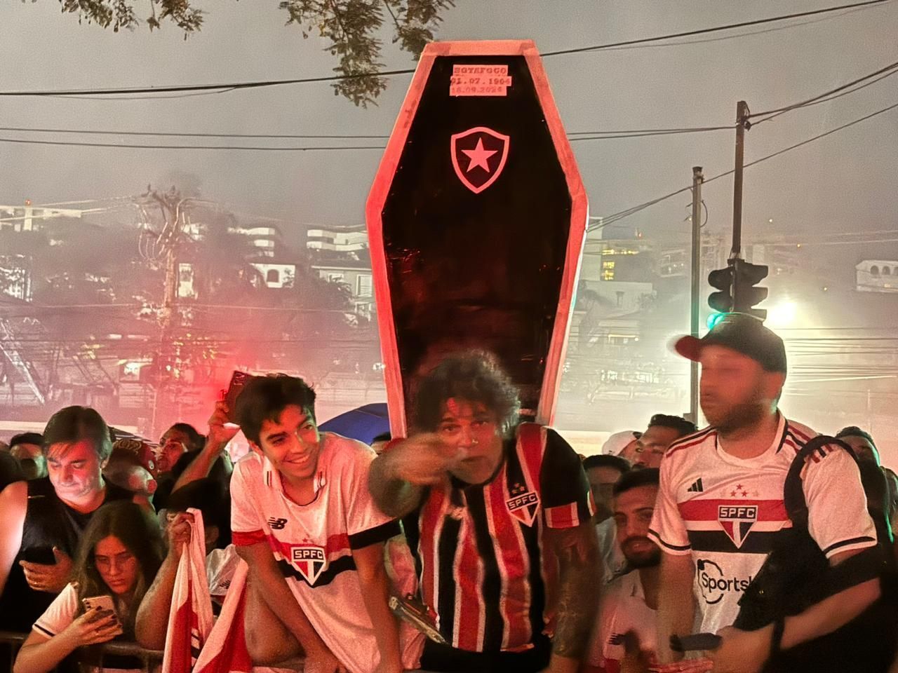 Torcida leva 'caixão do Botafogo' em chegada do São Paulo ao Morumbis