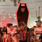 Torcida leva 'caixão do Botafogo' em chegada do São Paulo ao Morumbis