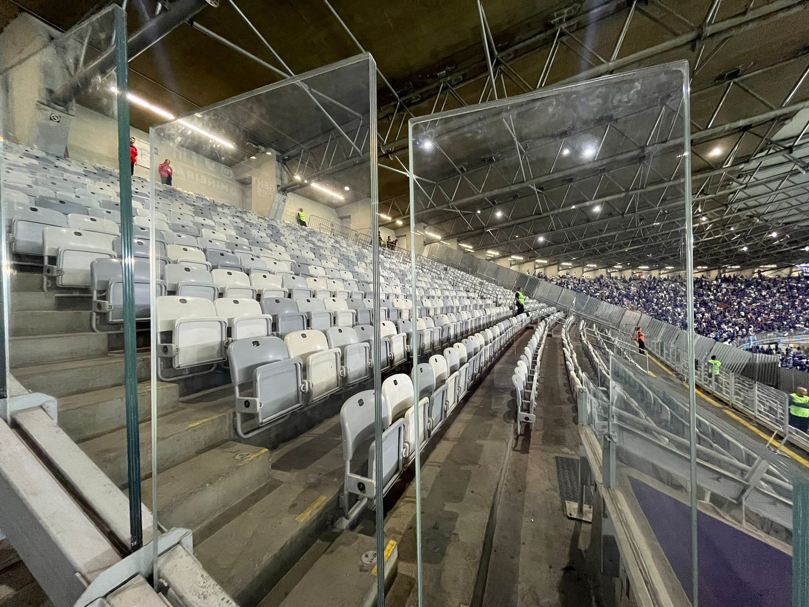 Cruzeiro x Libertad: sem nenhum torcedor, setor visitante do Mineirão fica vazio