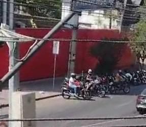 Vídeo: funcionários flagram furto de moto na frente da PM em BH