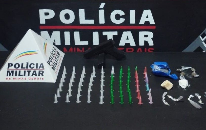 Polícia Militar prende traficantes e apreende drogas e réplica de pistola em Itabirito