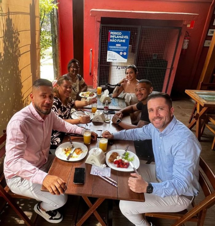 Pedrão ao lado de seus representantes e familiares em celebração do acordo Pedrão ao lado de seus representantes e familiares em celebração do acordo