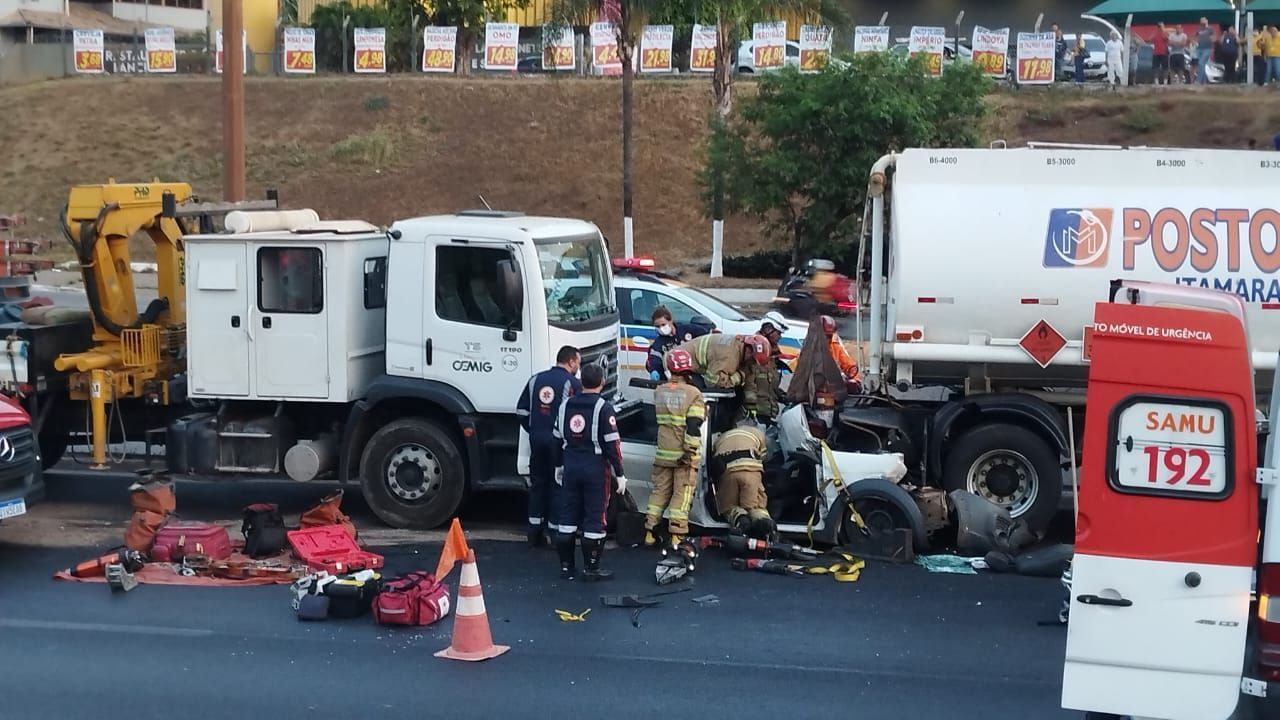 Carro fica prensado entre dois caminhões no Anel Rodoviário de BH e motorista sobrevive, veja vídeo