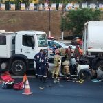 Carro fica prensado entre dois caminhões no Anel Rodoviário de BH e motorista sobrevive, veja vídeo