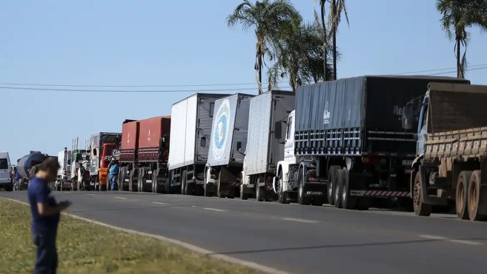 Empresários afirmam que carretas de matéria-prima ficam presas na fronteira por burocracia fiscal de Zema