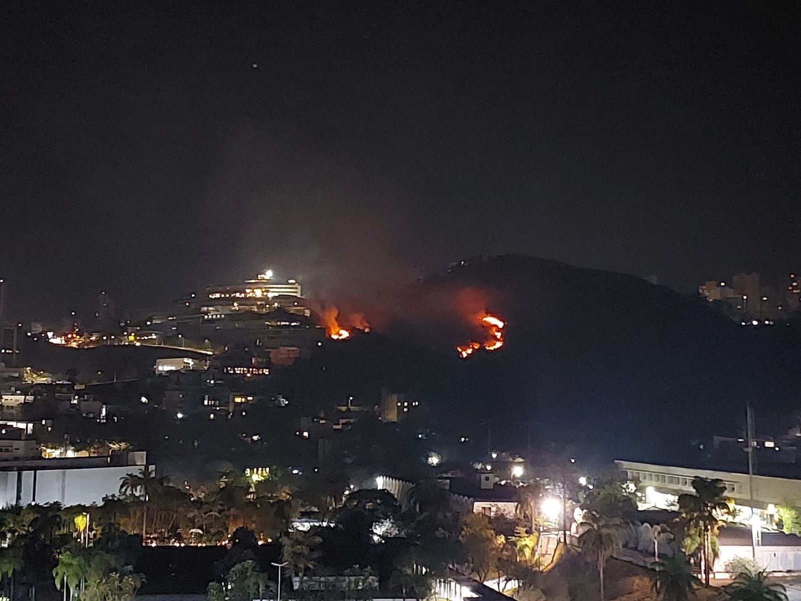 Incêndio consome área de vegetação no bairro Buritis, na região oeste de BH