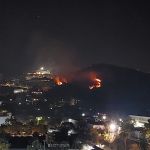 Incêndio consome área de vegetação no bairro Buritis, na região oeste de BH