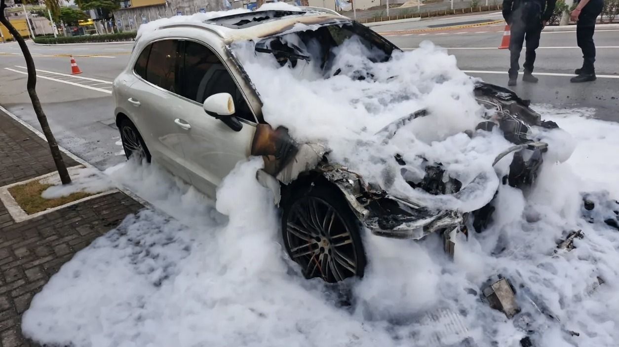 Avaliado em mais de R$ 500 mil, Porsche pega fogo em Santa Catarina
