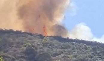 Vídeo: chamas se aproximam de casas na Serra da Piedade