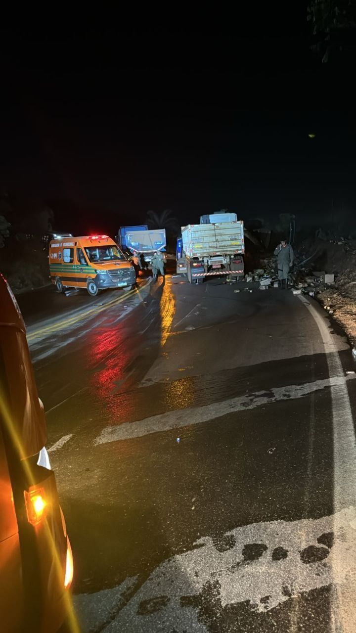 Acidente com carretas deixa duas vítimas fatais na BR-356, na Grande BH