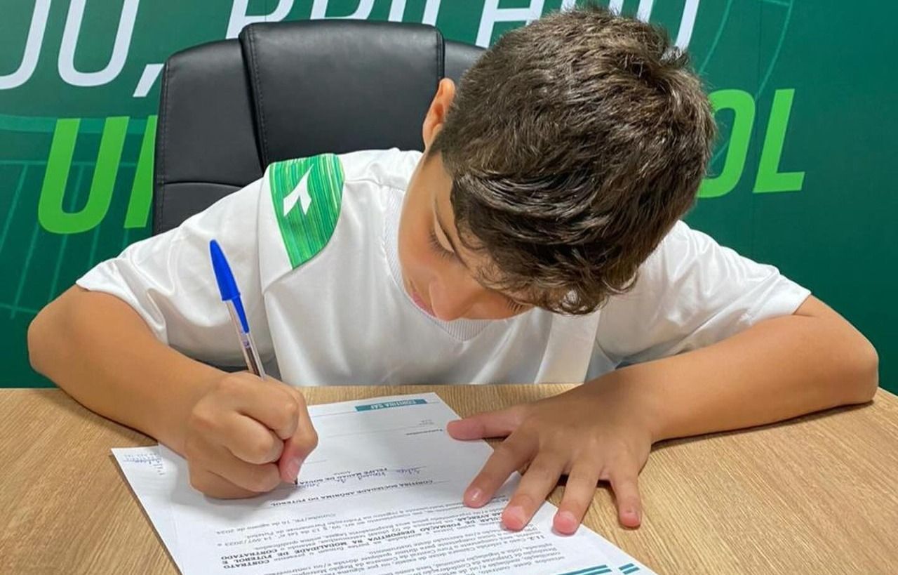 Filho de ídolo do Cruzeiro assina com base de clube da Série B