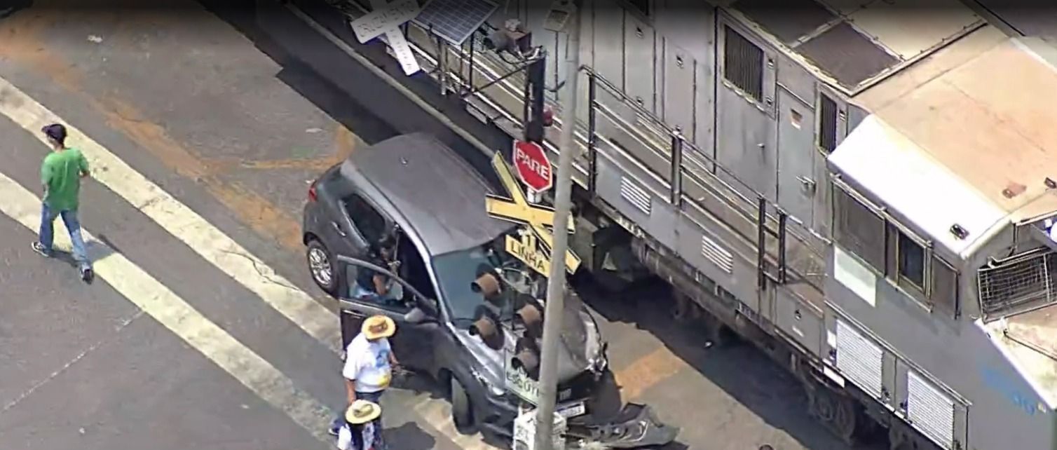 Carro se envolve em acidente com trem no Centro de Betim, na Grande BH