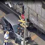 Carro se envolve em acidente com trem no Centro de Betim, na Grande BH